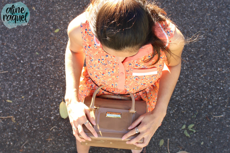 look vestido laranja floral e bolsa petite jolie